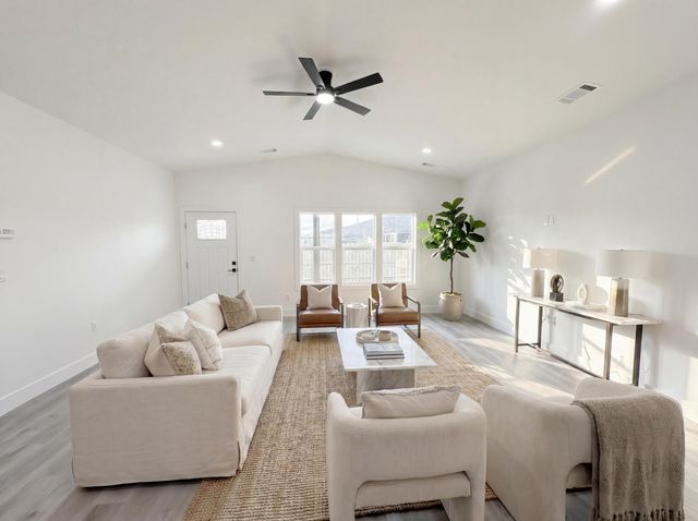 465 Arnos Street, Talent, OR 97540