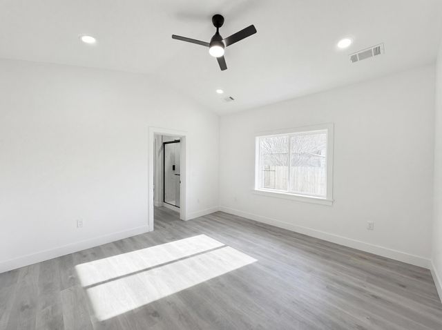 465 Arnos Street, Talent, OR 97540