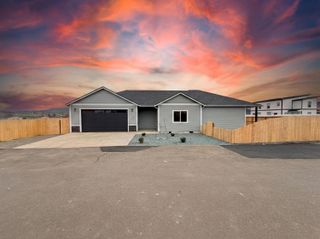 465 Arnos Street, Talent, OR 97540