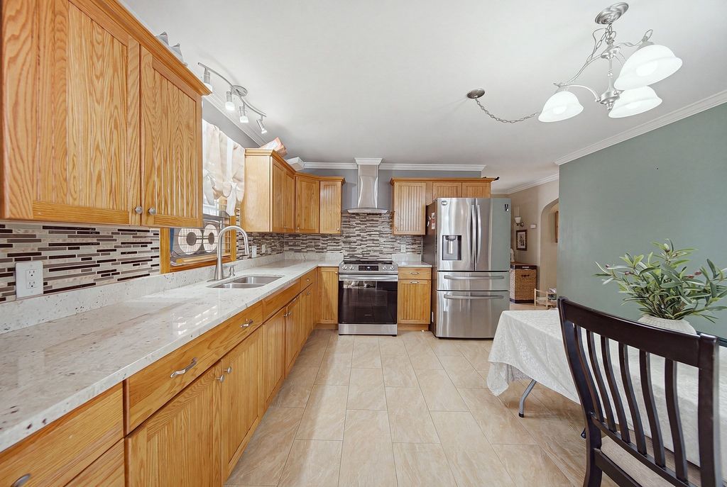 120 Leroy Ave, Lawrence, MA 01841