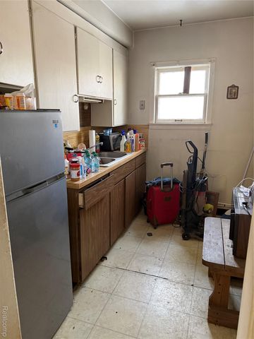 984 Voorheis Road, Waterford Charter Township, MI 48328