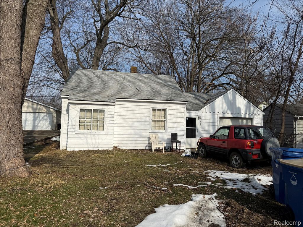 984 Voorheis Road, Waterford Charter Township, MI 48328