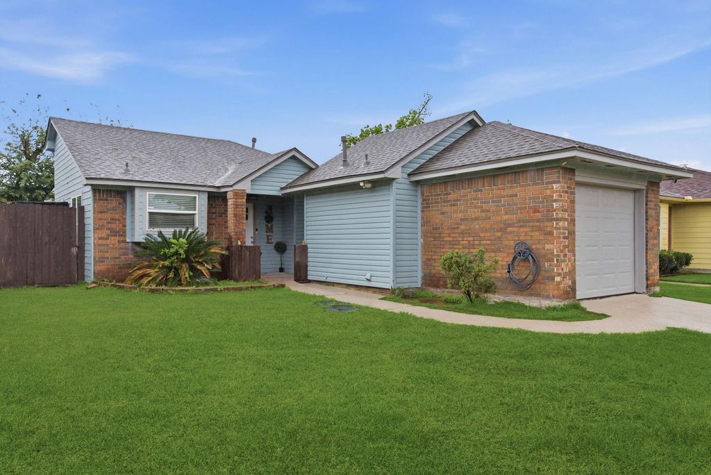 1131 Somercotes Ln, Channelview, TX 77530