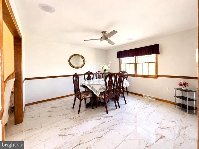 5 CANTERBURY COURT, Mechanicsburg, PA 17050