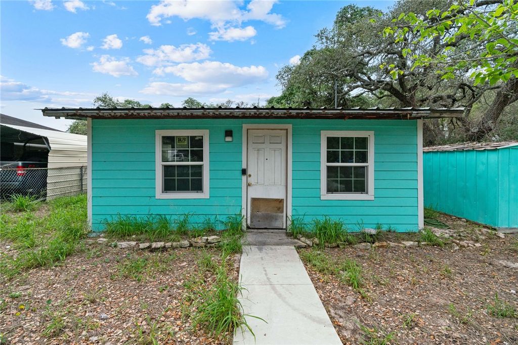 921 N Terry St, Rockport, TX 78382 — exterior