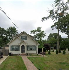 8 Stephen Street, Farmingville, NY 11738