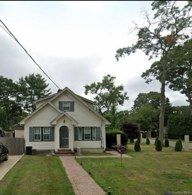 8 Stephen Street, Farmingville, NY 11738