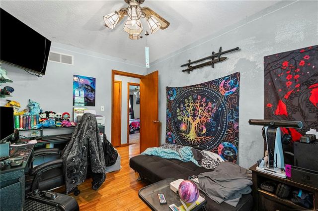 1223 N Pleasant Street, Independence, MO 64050