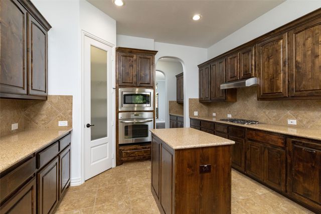 305 Dorset Court, Roanoke, TX 76262