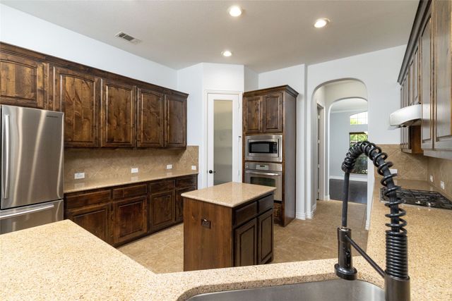 305 Dorset Court, Roanoke, TX 76262
