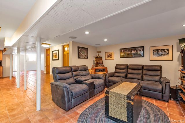 71-27 68th Street, Glendale, NY 11385