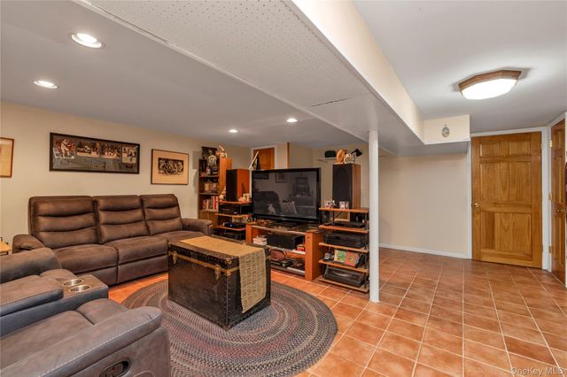 71-27 68th Street, Glendale, NY 11385