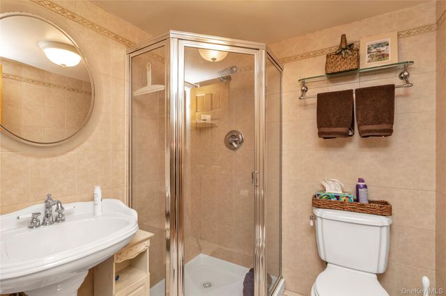 71-27 68th Street, Glendale, NY 11385