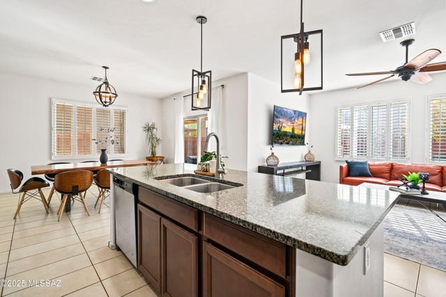 902 E Prairie Field Lane, Sahuarita, AZ 85629