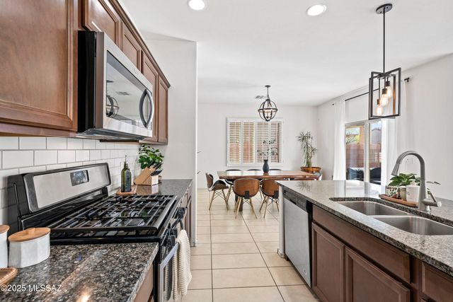 902 E Prairie Field Lane, Sahuarita, AZ 85629