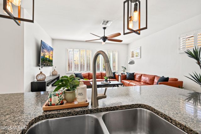 902 E Prairie Field Lane, Sahuarita, AZ 85629