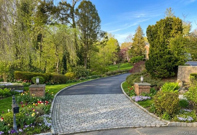 19 Cobblestone Court, Centerport, NY 11721