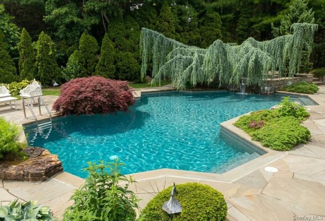 19 Cobblestone Court, Centerport, NY 11721