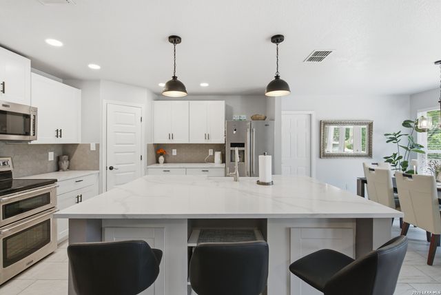 109 CIBOLO CROSSING DR, Boerne, TX 78006