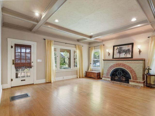 702 E Peralta Way, Fresno, CA 93704
