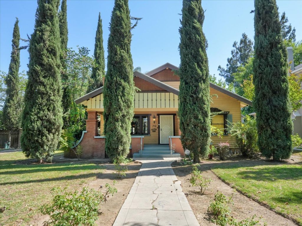 702 E Peralta Way, Fresno, CA 93704