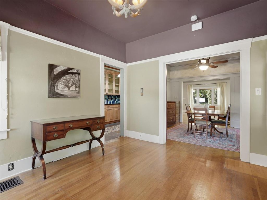 Image 12 of property listing at 702 E Peralta Way, Fresno, CA 93704