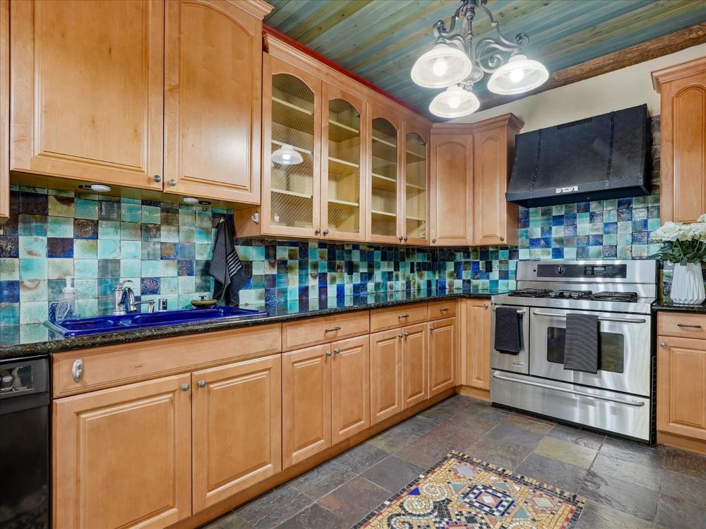 Image 13 of property listing at 702 E Peralta Way, Fresno, CA 93704