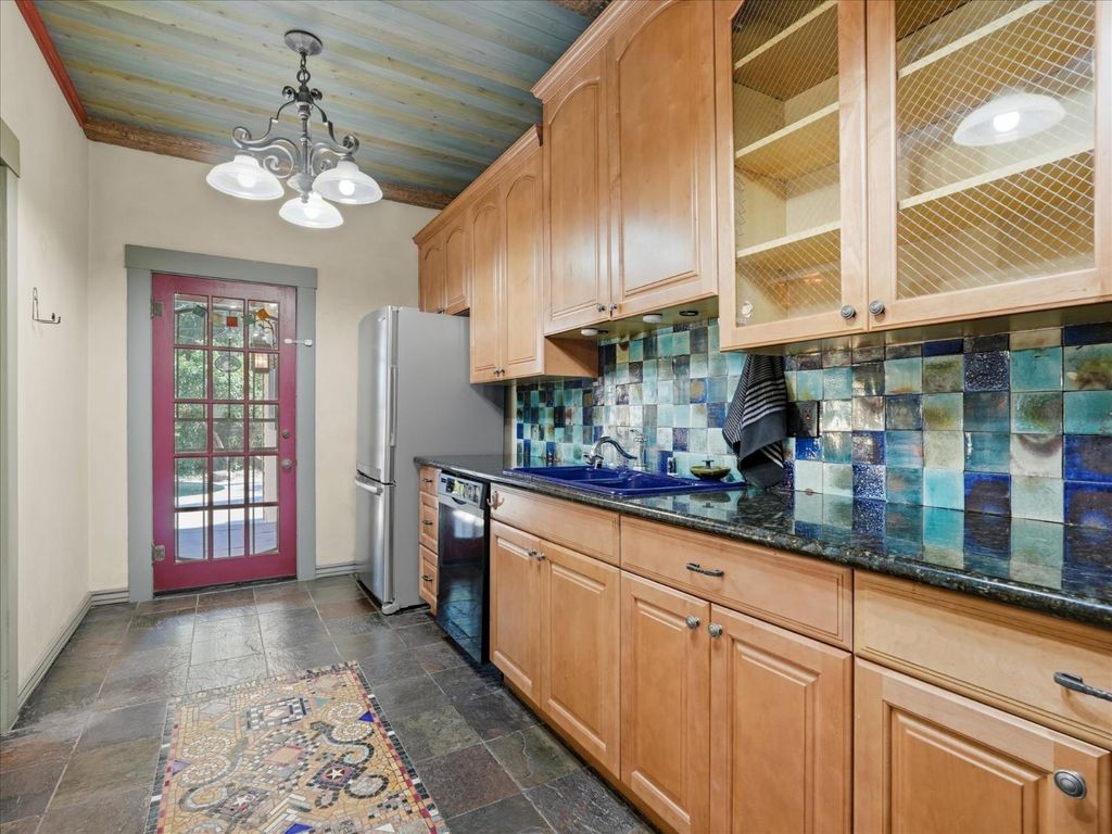 Image 14 of property listing at 702 E Peralta Way, Fresno, CA 93704