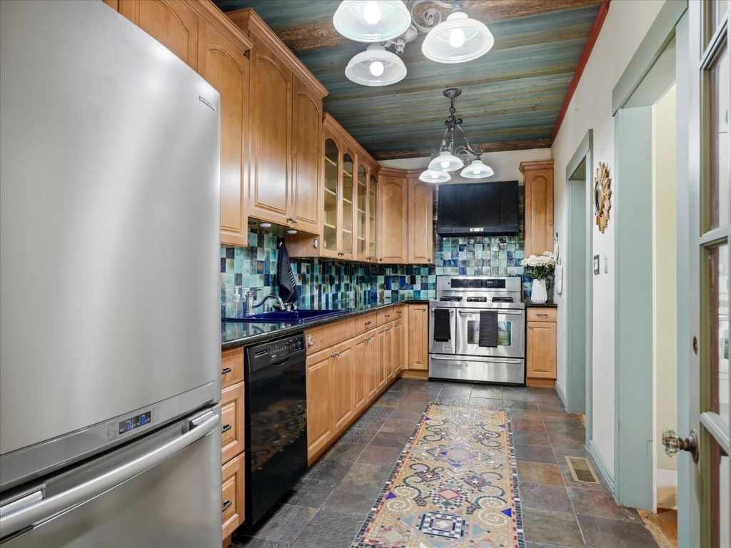 Image 15 of property listing at 702 E Peralta Way, Fresno, CA 93704