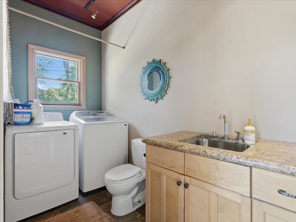 Image 16 of property listing at 702 E Peralta Way, Fresno, CA 93704