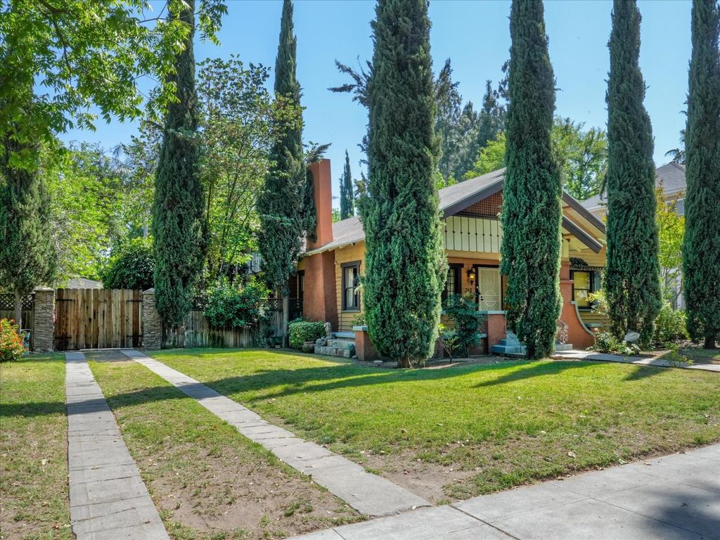 Image 2 of property listing at 702 E Peralta Way, Fresno, CA 93704