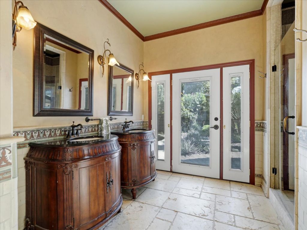 Image 21 of property listing at 702 E Peralta Way, Fresno, CA 93704