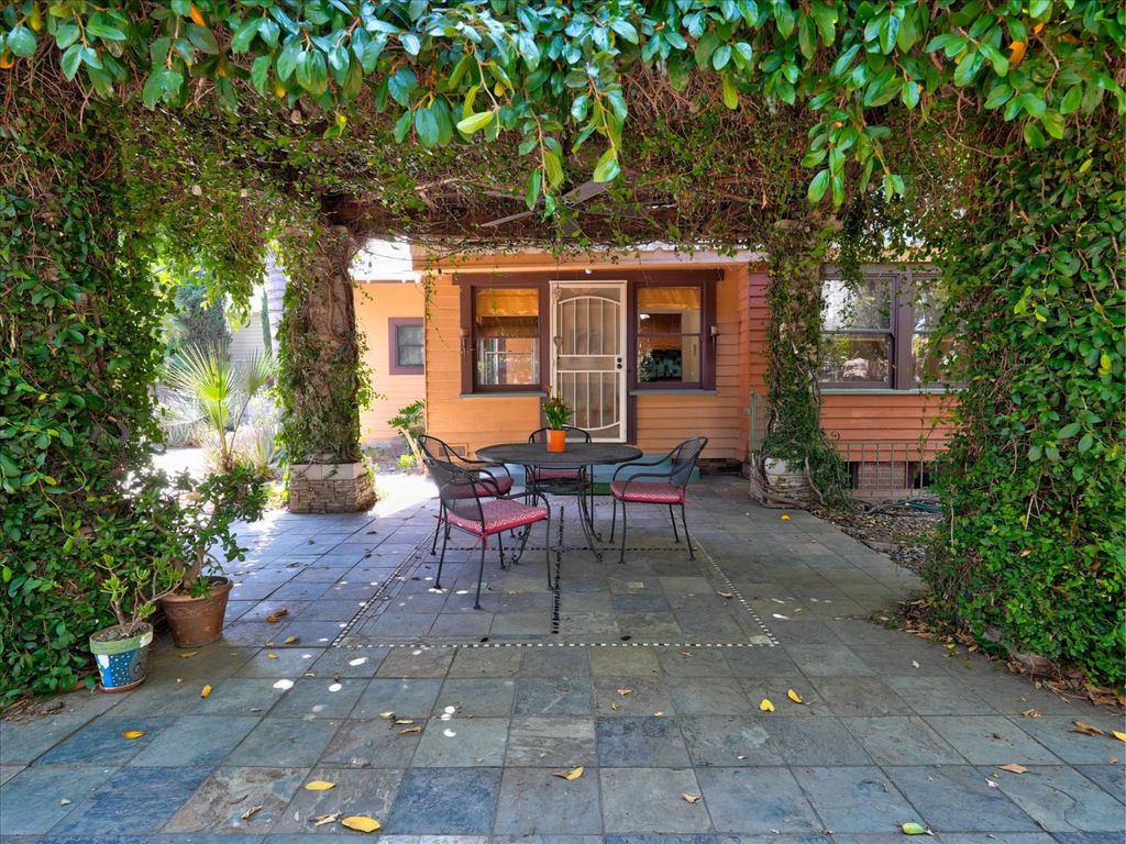 Image 26 of property listing at 702 E Peralta Way, Fresno, CA 93704