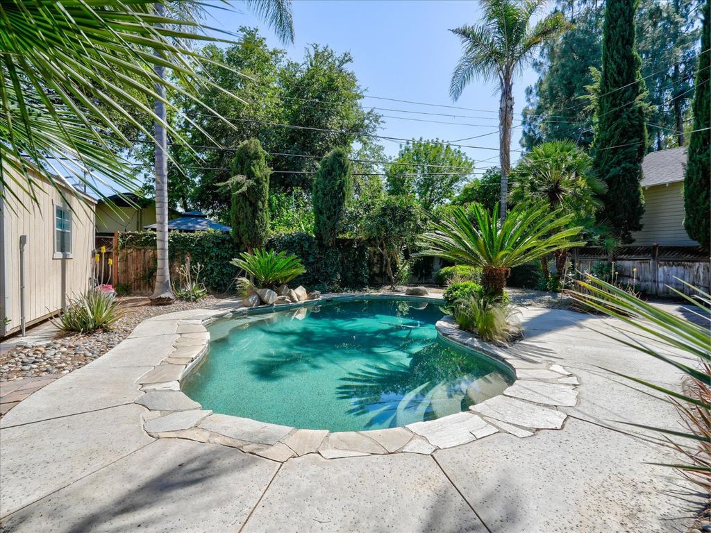 Image 28 of property listing at 702 E Peralta Way, Fresno, CA 93704