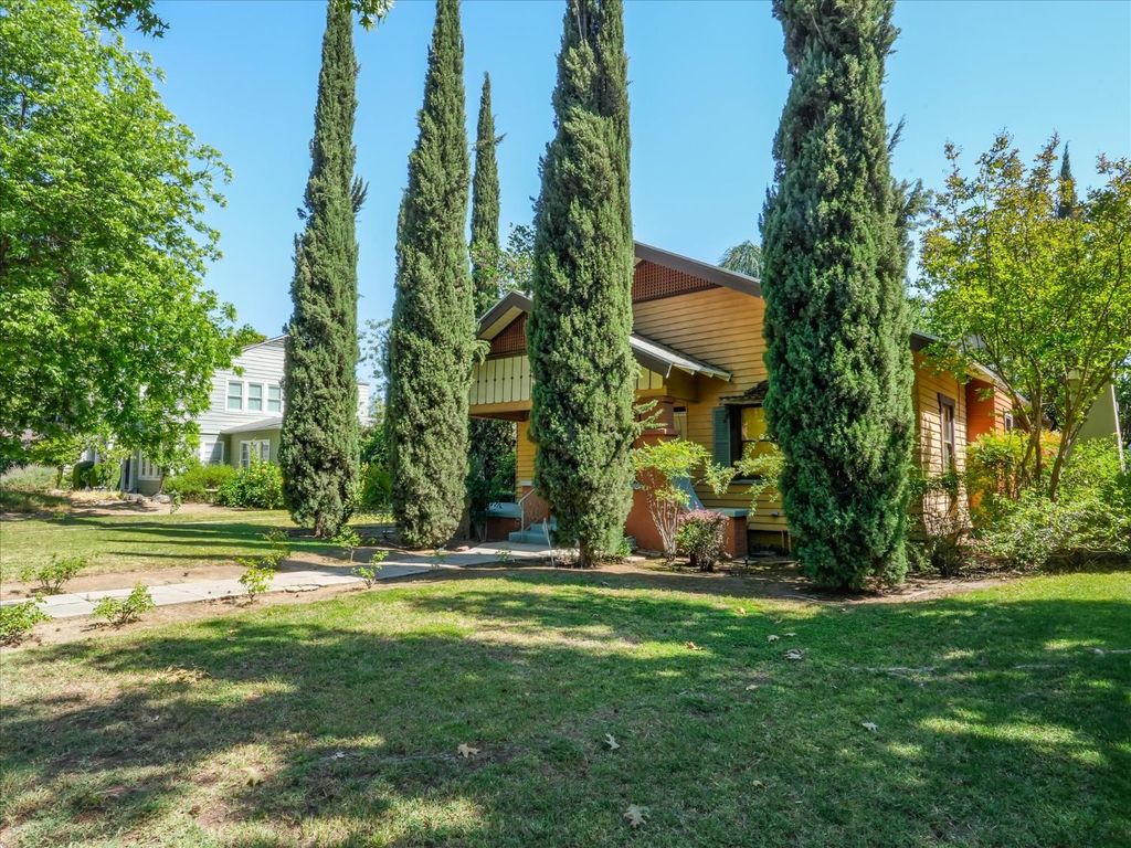 Image 3 of property listing at 702 E Peralta Way, Fresno, CA 93704