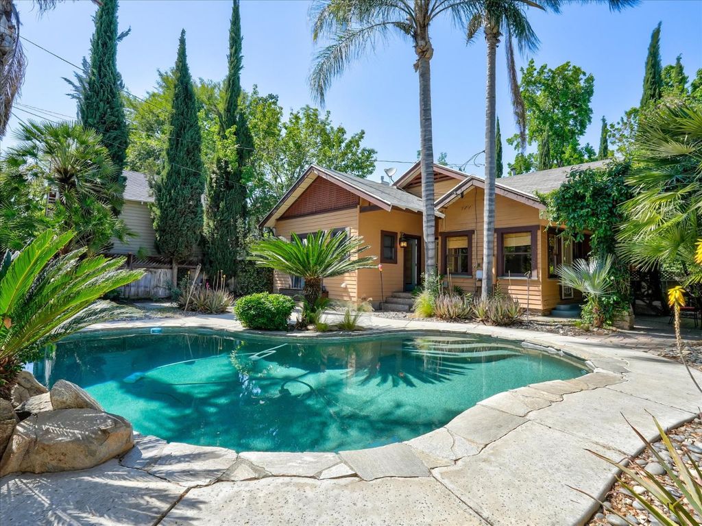Image 30 of property listing at 702 E Peralta Way, Fresno, CA 93704