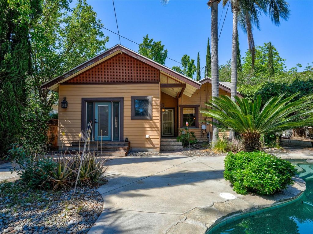 Image 31 of property listing at 702 E Peralta Way, Fresno, CA 93704
