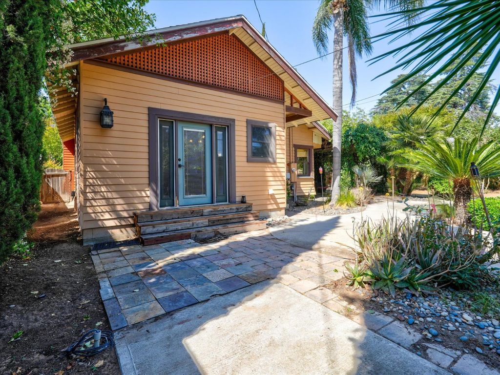 Image 32 of property listing at 702 E Peralta Way, Fresno, CA 93704