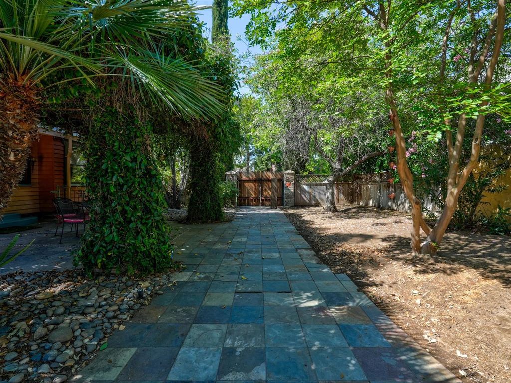 Image 34 of property listing at 702 E Peralta Way, Fresno, CA 93704