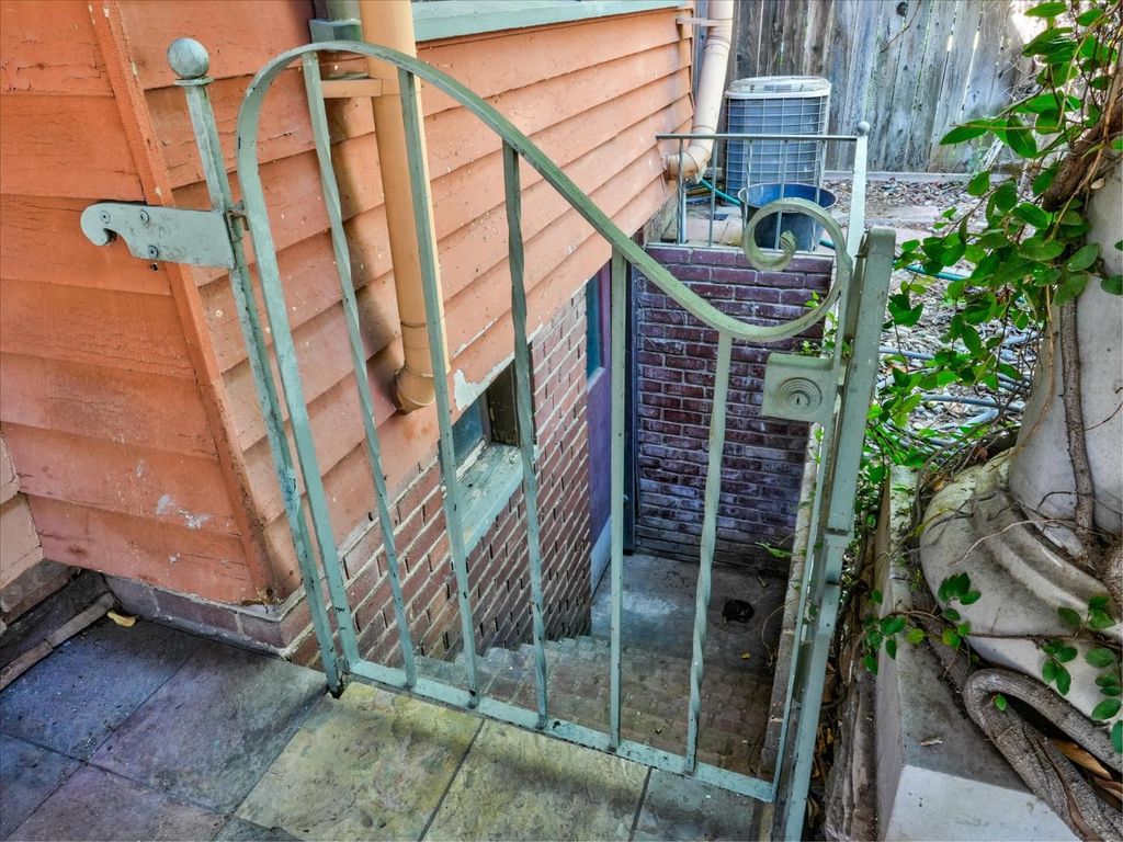 Image 35 of property listing at 702 E Peralta Way, Fresno, CA 93704