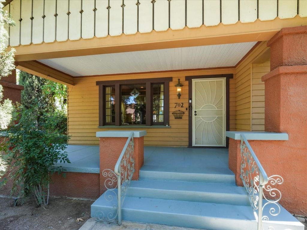 Image 4 of property listing at 702 E Peralta Way, Fresno, CA 93704