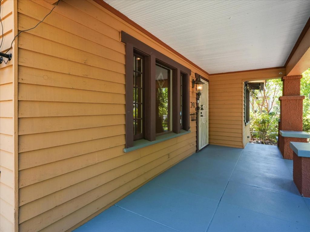 Image 5 of property listing at 702 E Peralta Way, Fresno, CA 93704