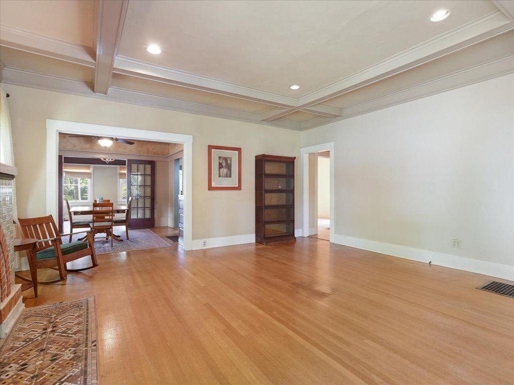 Image 6 of property listing at 702 E Peralta Way, Fresno, CA 93704