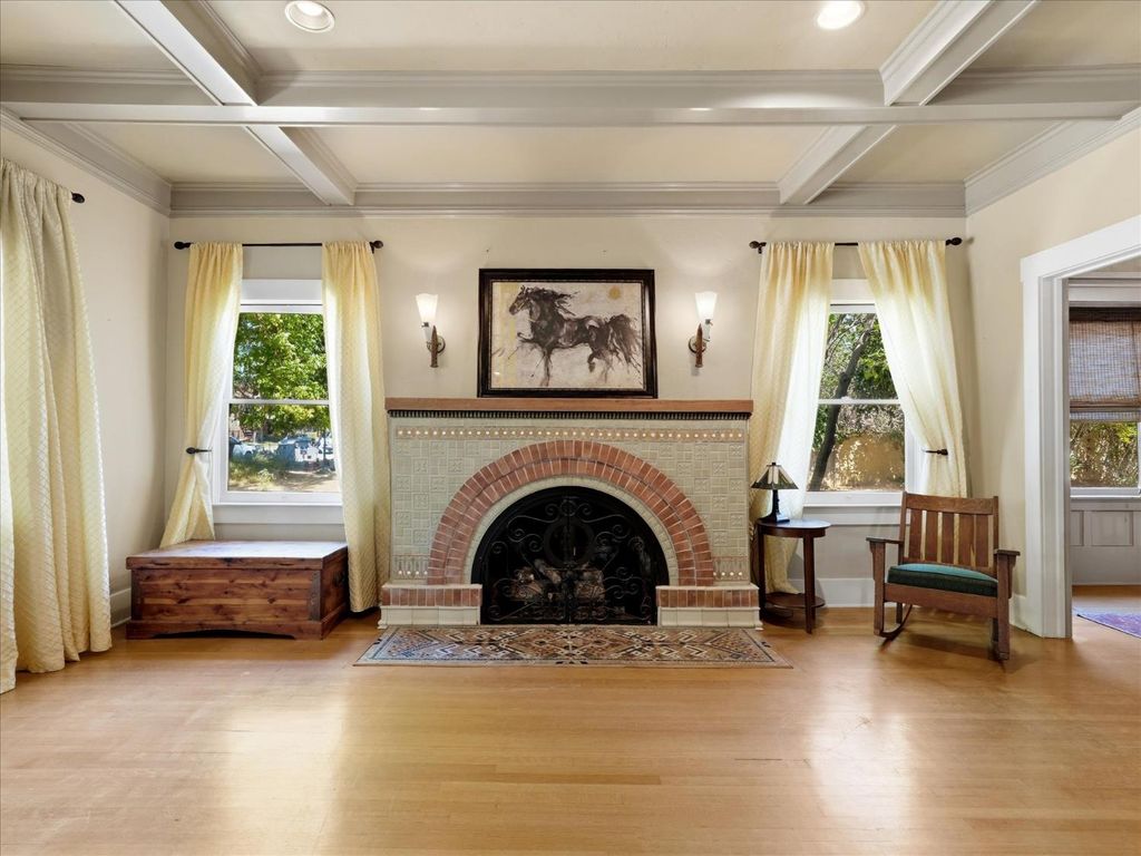 Image 8 of property listing at 702 E Peralta Way, Fresno, CA 93704