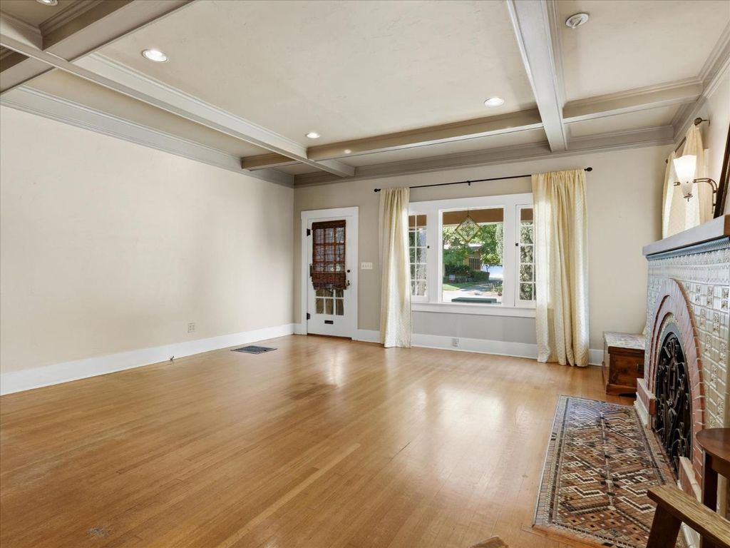 Image 9 of property listing at 702 E Peralta Way, Fresno, CA 93704