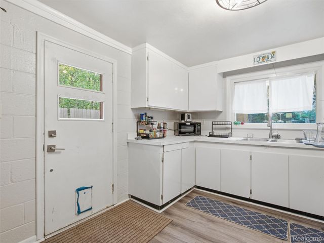 5495 Savoy Drive, Waterford Charter Township, MI 48327