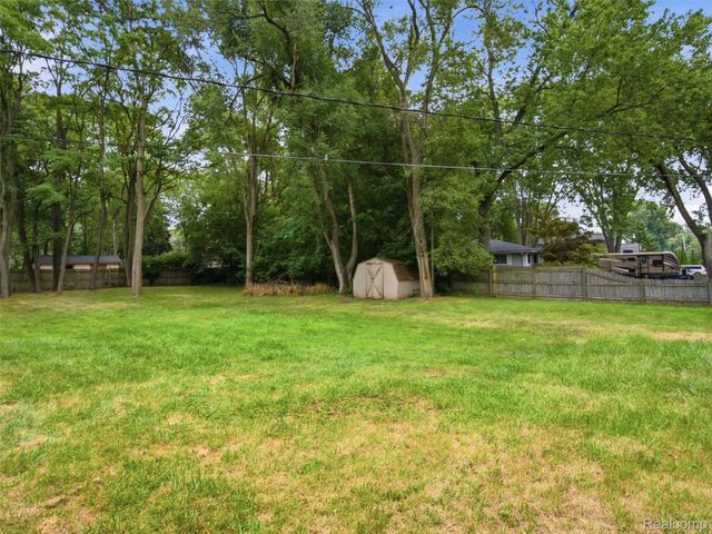 5495 Savoy Drive, Waterford Charter Township, MI 48327