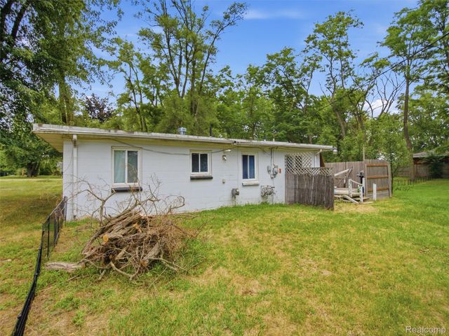 5495 Savoy Drive, Waterford Charter Township, MI 48327