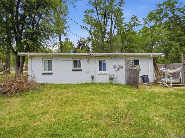 5495 Savoy Drive, Waterford Charter Township, MI 48327