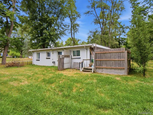 5495 Savoy Drive, Waterford Charter Township, MI 48327